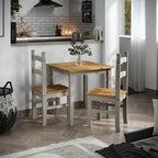 Table à manger en pin massif avec finition gris délavé