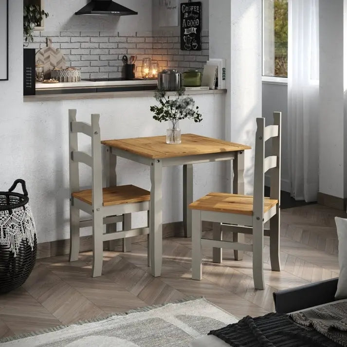 Table à manger en pin massif avec finition gris délavé