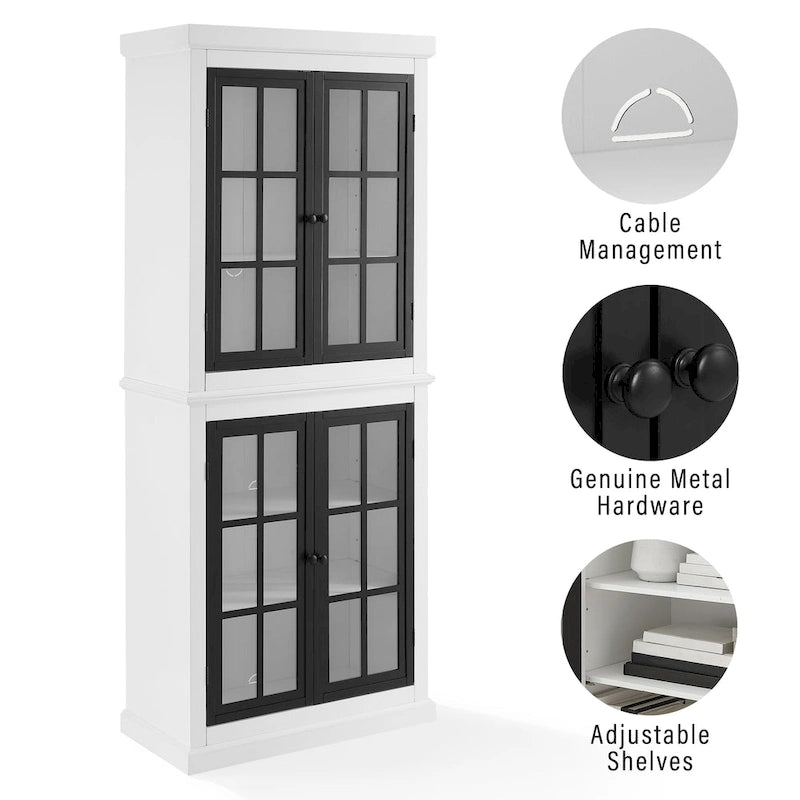 Grand garde-manger de style campagnard français avec portes vitrées