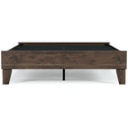 Lit plateforme Calverson Mocha de Signature Design by Ashley avec 2 tables de chevet