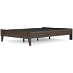 Lit plateforme Calverson Mocha de Signature Design by Ashley avec 2 tables de chevet