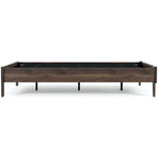 Lit plateforme Calverson Mocha de Signature Design by Ashley avec 2 tables de chevet