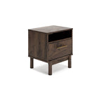 Lit plateforme Calverson Mocha de Signature Design by Ashley avec 2 tables de chevet