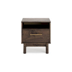 Lit plateforme Calverson Mocha de Signature Design by Ashley avec 2 tables de chevet