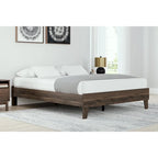 Lit plateforme Calverson Mocha de Signature Design by Ashley avec 2 tables de chevet