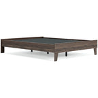 Lit plateforme Calverson Mocha de Signature Design by Ashley avec 2 tables de chevet
