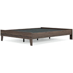 Lit plateforme Calverson Mocha de Signature Design by Ashley avec 2 tables de chevet